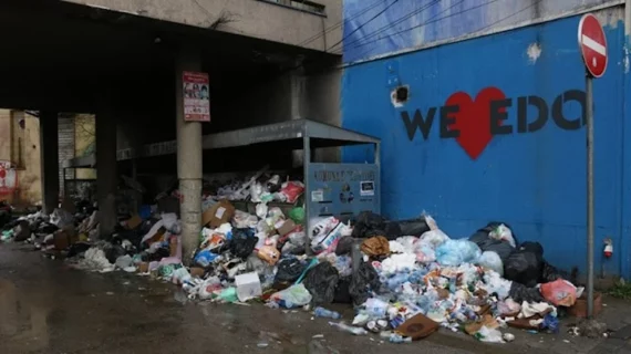 Kosova’da temizlik işçilerinin grevi sokaklarda çöp yığınlarına neden oldu