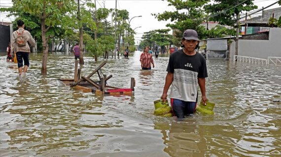 Endonezya’daki sel ve toprak kaymasında 15 kişi yaşamını yitirdi