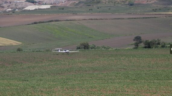Tekirdağ’da uçak tarlaya indi