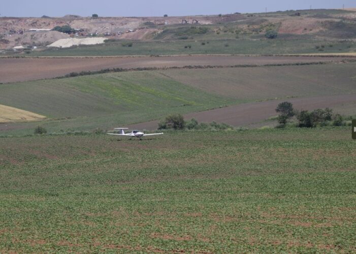 Tekirdağ’da uçak tarlaya indi