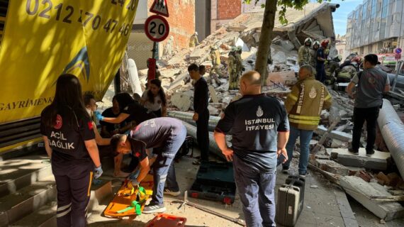 İstanbul Küçükçekmece’de bina çöktü