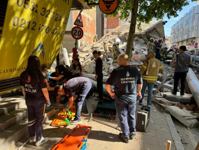 İstanbul Küçükçekmece’de bina çöktü