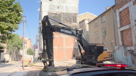 Küçükçekmece’de çöken binanın yanındaki bina kontrollü şekilde yıkıldı