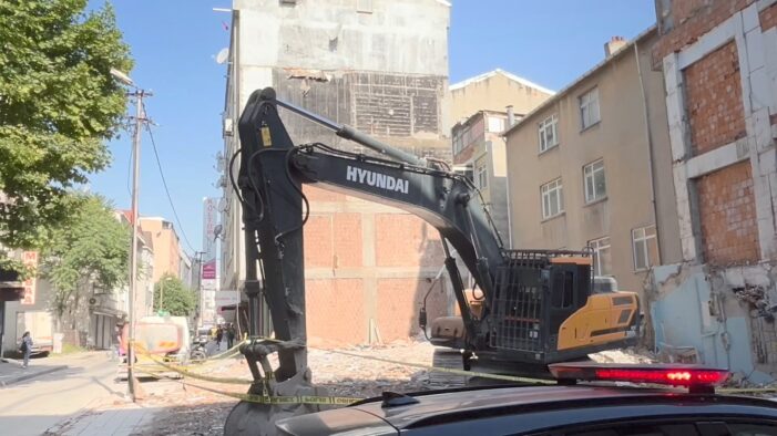 Küçükçekmece’de çöken binanın yanındaki bina kontrollü şekilde yıkıldı