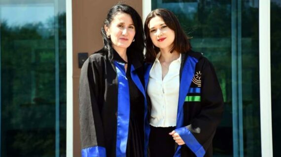 Anne ve kızı aynı üniversiteden mezun oldu