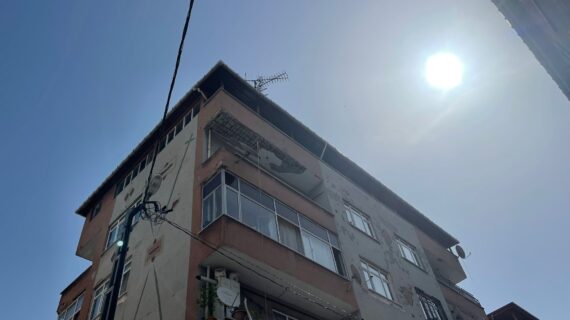 Gece yarısı balkon çöktü  bina boşaltıldı