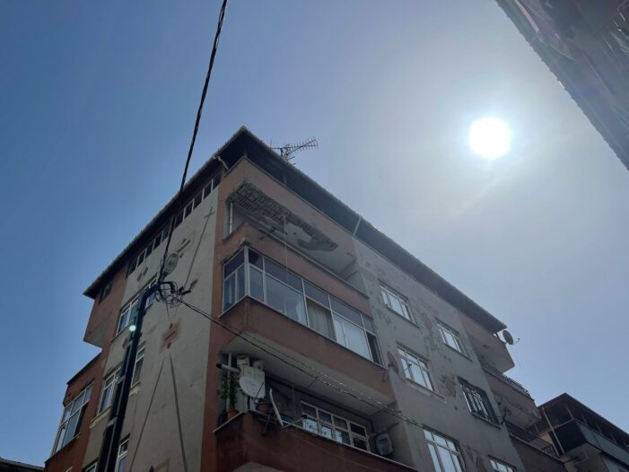 Gece yarısı balkon çöktü  bina boşaltıldı