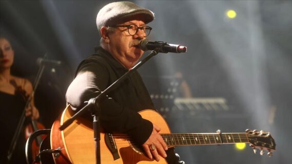 Bülent Ortaçgil  sanat hayatının 50. yılını sahnede kutlayacak