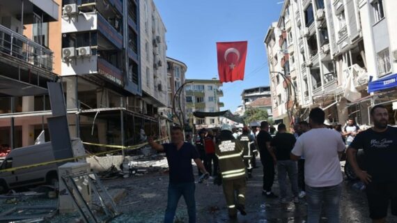 İzmir’deki patlama sonrası 2 kişi tutuklandı İzmir’deki patlama sonrası 2 kişi tutuklandı