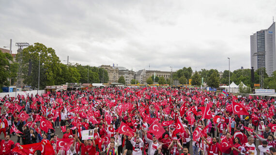Avusturya-Türkiye maçı öncesinde taraftar yürüyüşü