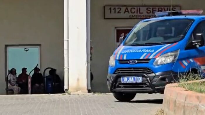 Emekli polis silahına davrandı  baba ve bir oğlu öldü diğeri yaralı
