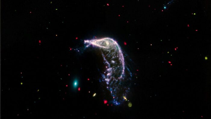 İç içe geçmiş iki galaksi görüntülendi