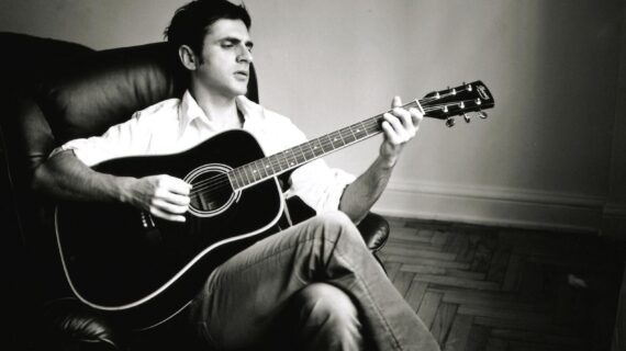 Teoman’ın 30 Yıllık Gitarı Çocuklar İçin Açık Arttırmada
