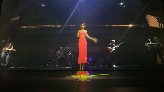 Antalya’da unutulmaz sanatçılar hologram ile sahne aldı
