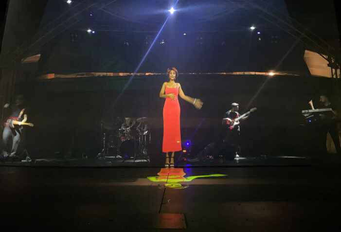 Antalya’da unutulmaz sanatçılar hologram ile sahne aldı
