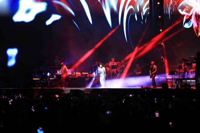 Tarkan ve Ceza Antalyalı hayranlarıyla buluştu