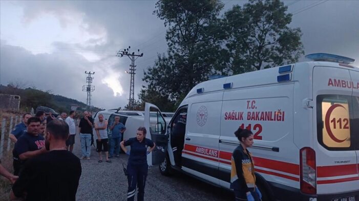 Samsun’da fındık işçilerini taşıyan minibüsün devrilmesi sonucu 15 kişi yaralandı
