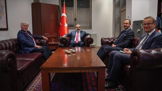 Dışişleri Bakanı Fidan Üsküp’te siyaset dünyasından temsilcilerle bir araya geldi