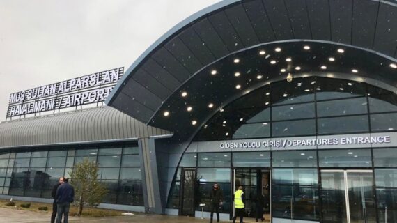 Havalimanında yıldırım düştü pist kullanıma kapatıldı
