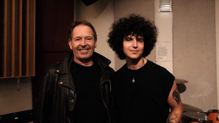 Müzisyen Batu Akdeniz yeni şarkısını İngiliz davulcu Simon Kirke ile kaydetti