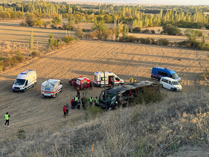Afyonkarahisar’da yolcu otobüsünün devrildiği kazada 21 kişi yaralandı