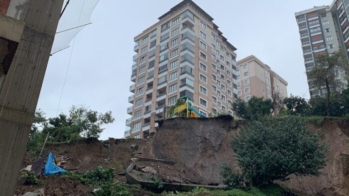 Rize’de heyelan sonrası sitenin istinat duvarı çöktü