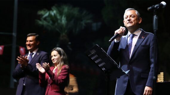 Özel fener alayında yürüdü: İnadına kutlayacağız