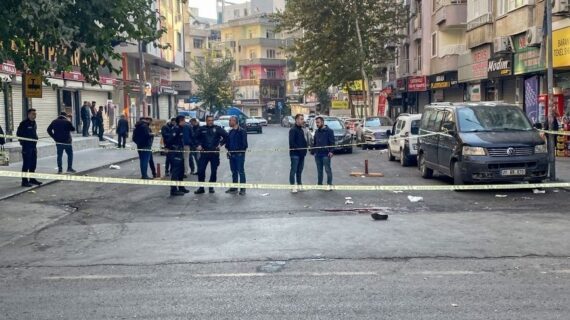 Sokakta satırlı dehşet: Esnafa saldırdı 4 kişiyi yaraladı