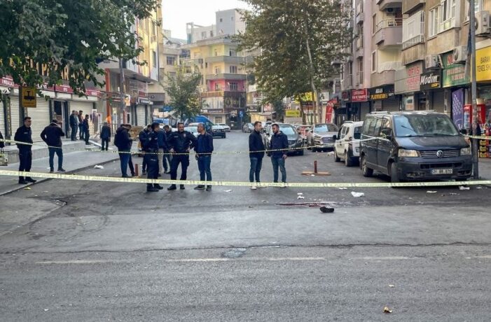 Sokakta satırlı dehşet: Esnafa saldırdı 4 kişiyi yaraladı