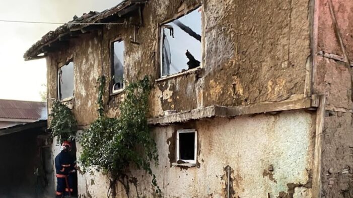 Sakarya’da 2 katlı ev küle döndü: Yaşlı kadın can verdi