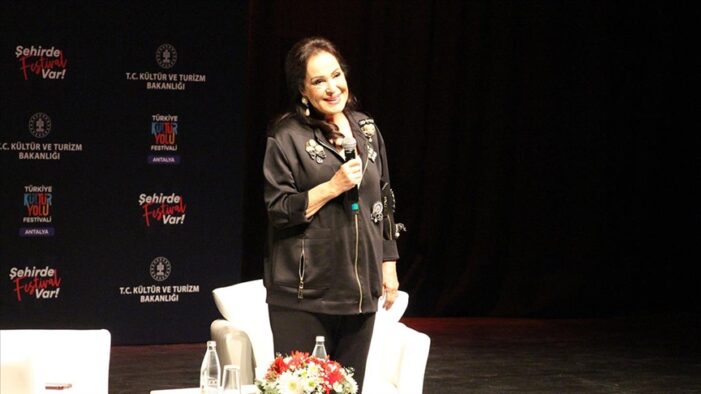 Sinemanın usta ismi Türkan Şoray Antalya Kültür Yolu Festivali’nde sevenleriyle buluştu