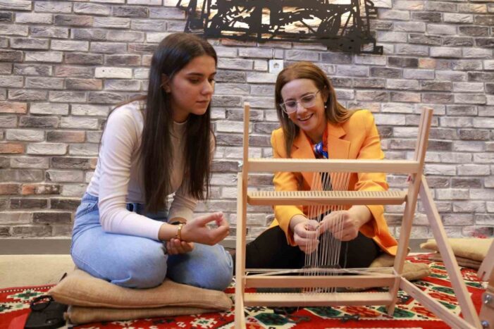 Moda Akademisi’nde öğrenciler Hereke ipek halısı dokumayı öğrendi