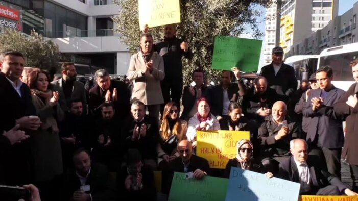 CHP heyeti Esenyurt Belediyesi önünde: Mücadelemizi sürdüreceğiz