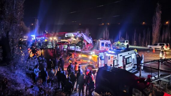 Malatya’da devrilen tır çekicisinin altında kalan polislerden 1’i şehit oldu, 1’i yaralandı