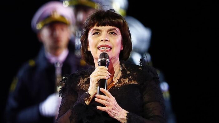 Şarkıcı Mireille Mathieu 20 yıl sonra yeniden Türk dinleyicileriyle buluşmaya hazırlanıyor