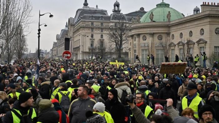 Fransa’da 200 bin kamu çalışanı sokağa indi