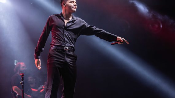 Emir Can İğrek İstanbul’da Jolly Joker Atakent’te Konser Verdi