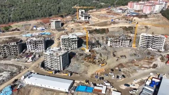 Hatay’ın Belen ilçesinde deprem konutlarının yapımı sürüyor