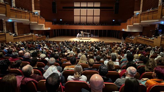 Piyanist ve besteci Fazıl Say sahnedeki 50. yılını İzmir’de verdiği konserle kutladı