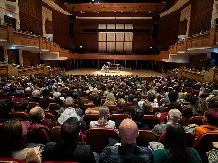 Piyanist ve besteci Fazıl Say sahnedeki 50. yılını İzmir’de verdiği konserle kutladı