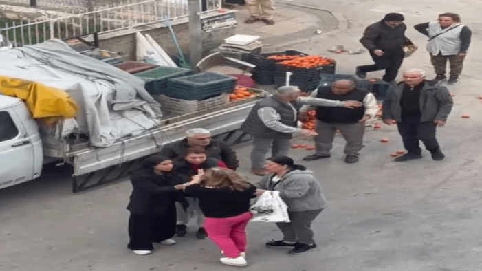 Satıcıyla tartıştı: Meyvelerini döküp dikiz aynasını kırdı