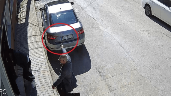 Ağzında sigara elinde tabanca: Çocuklarının önünde karısını öldürdü
