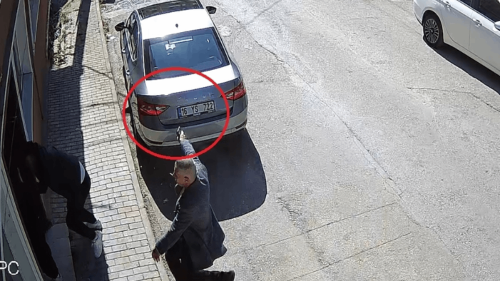 Ağzında sigara elinde tabanca: Çocuklarının önünde karısını öldürdü