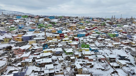 Beyaz örtüyle kaplanan Kayseri’nin “renkli evler”i dronla görüntülendi