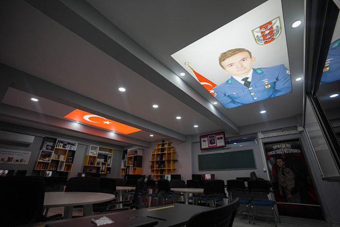 Kitap sevdalısı şehidin adının verildiği okula dijital kütüphane kuruldu Kitap sevdalısı şehidin adının verildiği okula dijital kütüphane kuruldu