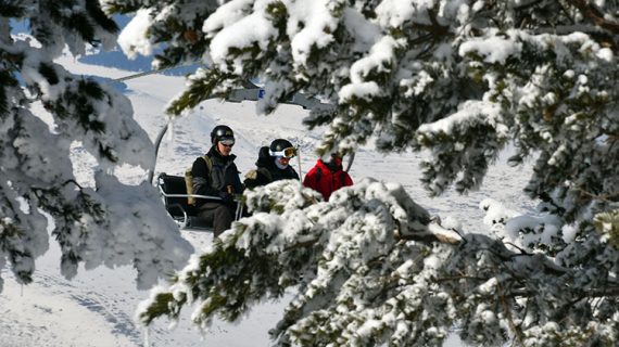 Sarıkamış Kayak Merkezi’nde kayak keyfi sürüyor