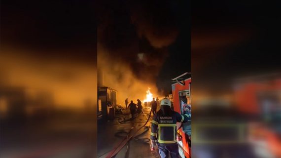 Samsun’da kauçuk fabrikasında çıkan yangın söndürüldü