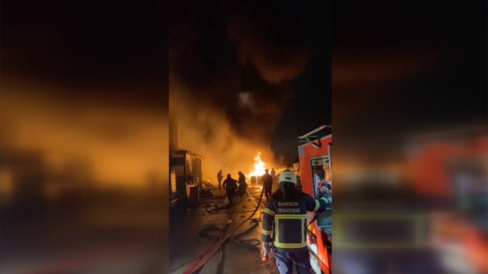 Samsun’da kauçuk fabrikasında çıkan yangın söndürüldü