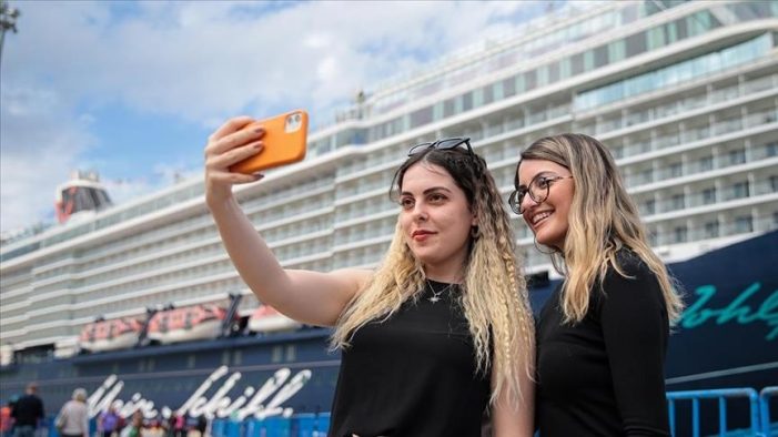 İngiliz ve Polonyalı turistler Antalya’yı sevdi