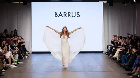 Çağla Şıkel Londra Moda Haftası’nda fırtına gibi esti